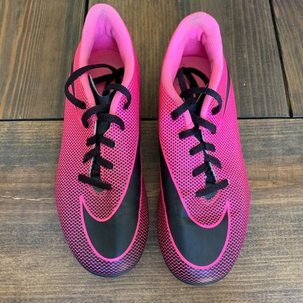 Nike Soccer Cleats. Size 4.5Y EUC
